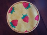 <font color=red><b>SEGNAPOSTO</b></font> fantasia, fragole su base gialla rifinito con sbieco giallo