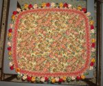 <font color=red><b>TAPPETINO</b></font> foderato, rifinito con gallone<br>Misure: cm.45x39 <b>PREZZO