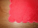 <font color=red><b>DETTAGLIO</b></font>, di orlo rifinito con <b>smerlo</b> semplice.<BR><br>Tessuto