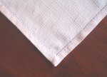Dettaglio di rifinitura con <font color=red><b>Orlo a giorno</b></font> di 1,5cm.<br>Tessuto num.111