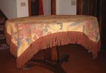 <font color=red><b>COPRITAVOLO</b></font> foderato,  rifinito con frangia di cm.15<br>Misure cm.165x